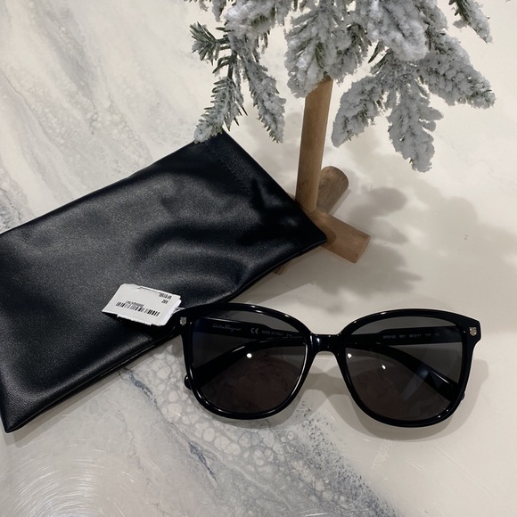 Salvatore Ferragamo Accessories - NWT ladies Salvatore Ferragamo black sunglasses